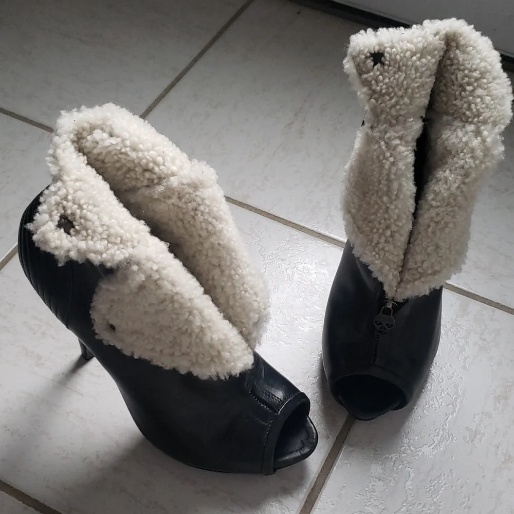 ALEXANDER MCQUEEN Faithful Shearling Ankle Boots...size 38... Black - Picture 6 of 8